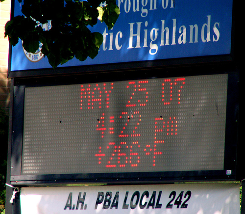 Sign showing 266 degree temperature in New Jersey