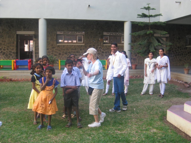 Volunteers and SCAW in Nipani, India